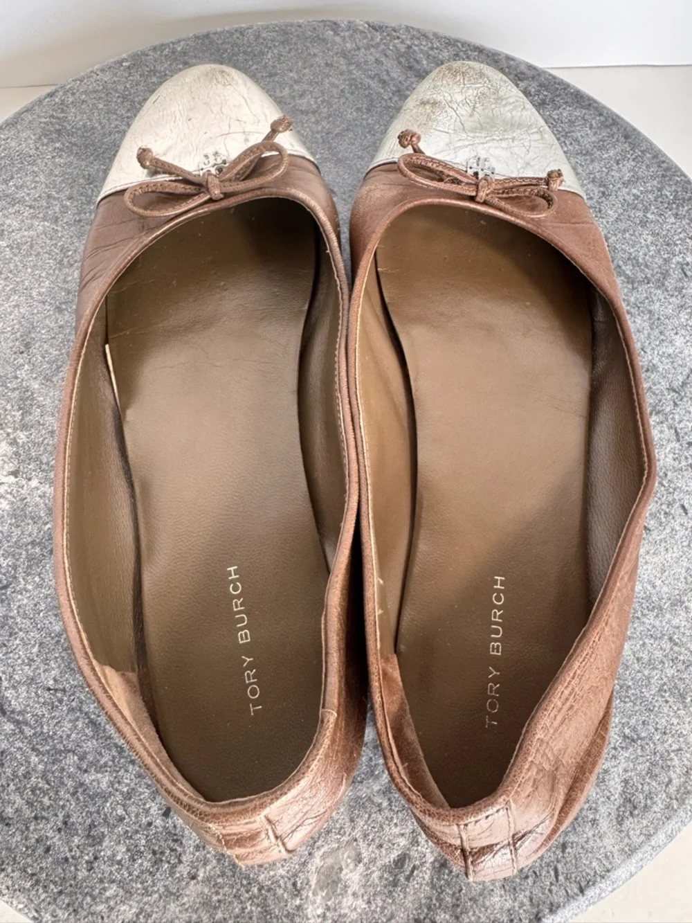 Tory Burch Taupe Cap Toe Ballet Flats Shoes 7.5 Silver Metallic Bow